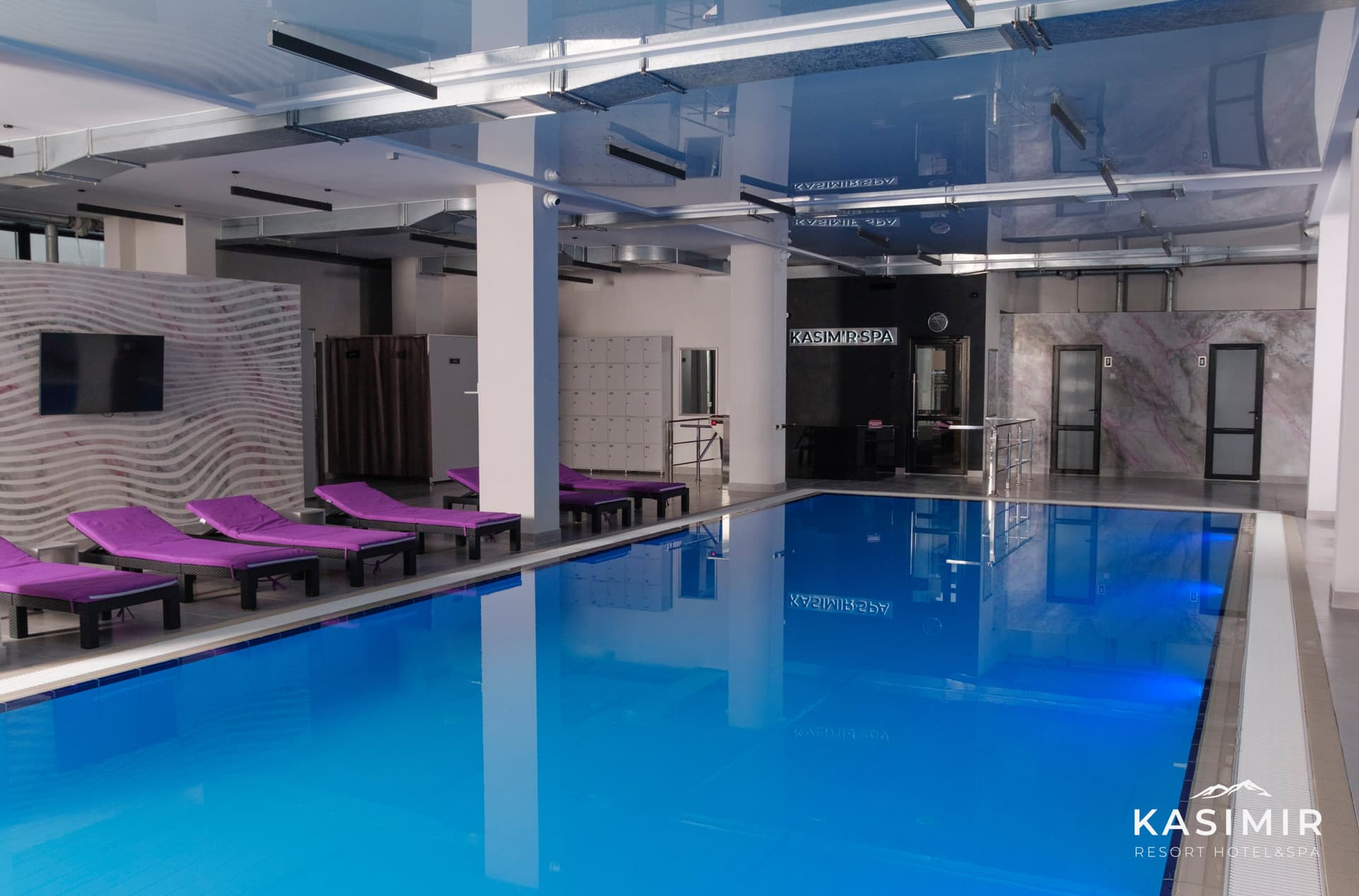 Gallery image /_next/static/media/spa-main-pool.08h-8aedq~m91.jpg