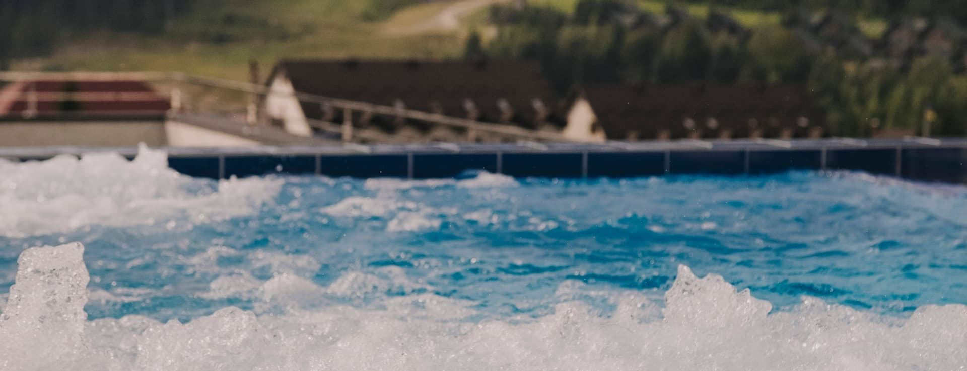 Gallery image /_next/static/media/spa-roof-pool.0amquig0qn9zy.jpg